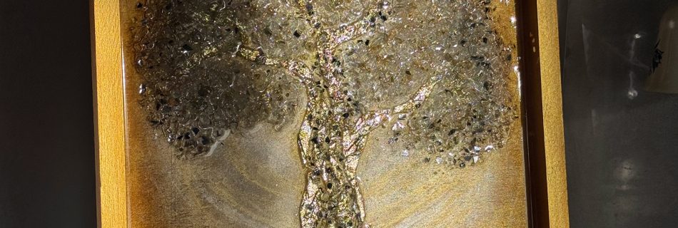 Exklusives Kunstwerk "Baum des Lebens" aus Kunstharz und echten Kristallen/Glaskies, handgefertigt, goldfarbener Akzent, Wandkunst/Tischdeko