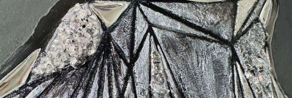 Ein grafisches, schimmerndes Bild eines Wolfskopfes auf mattschwarzem Hintergrund. Das Bild besteht aus handgeschnittenen, spiegelnden Dreieckselementen, strukturierter Paste, die mit schimmernder Farbe bemalt wurde, und spiegelnden Kristallen, die die Leuchtkraft des Gemäldes verstärken. Das Wolfsbild ist mit Epoxidharz überzogen, wodurch die zentrale Komposition mit dem Licht spielt und dem Betrachter aufregende Momente schenkt. Dadurch lässt sich das Gemälde auch berühren und haptisch erleben