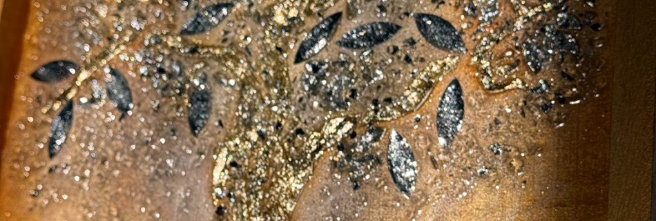 Ein Lebensbaum ist auf goldenem Grund mit Strukturpaste dargestellt. Die Äste und der Stamm sind mit schimmerndem Blattgold überzogen, was dem Gemälde eine glamouröse und prachtvolle Ausstrahlung verleiht. Die Blätter bestehen aus Spiegelglas und sind zusätzlich mit Epoxidharz beschichtet, was ihnen mehr Volumen verleiht und einen Linseneffekt erzeugt. Durch das Zusammenspiel von Licht und Epoxidharzschicht weckt das Gemälde ein Gefühl von Freude und Begeisterung und lädt zum Berühren ein.