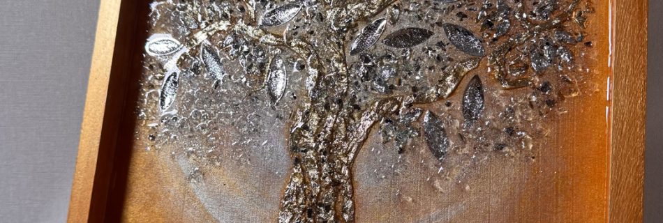 Ein Lebensbaum ist auf goldenem Grund mit Strukturpaste dargestellt. Die Äste und der Stamm sind mit schimmerndem Blattgold überzogen, was dem Gemälde eine glamouröse und prachtvolle Ausstrahlung verleiht. Die Blätter bestehen aus Spiegelglas und sind zusätzlich mit Epoxidharz beschichtet, was ihnen mehr Volumen verleiht und einen Linseneffekt erzeugt. Durch das Zusammenspiel von Licht und Epoxidharzschicht weckt das Gemälde ein Gefühl von Freude und Begeisterung und lädt zum Berühren ein.